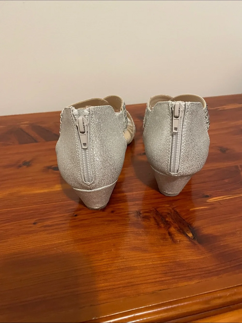 Women’s 10 1/2 m smSparkling Silver Crisscross Heeled Zippered back Sandals.